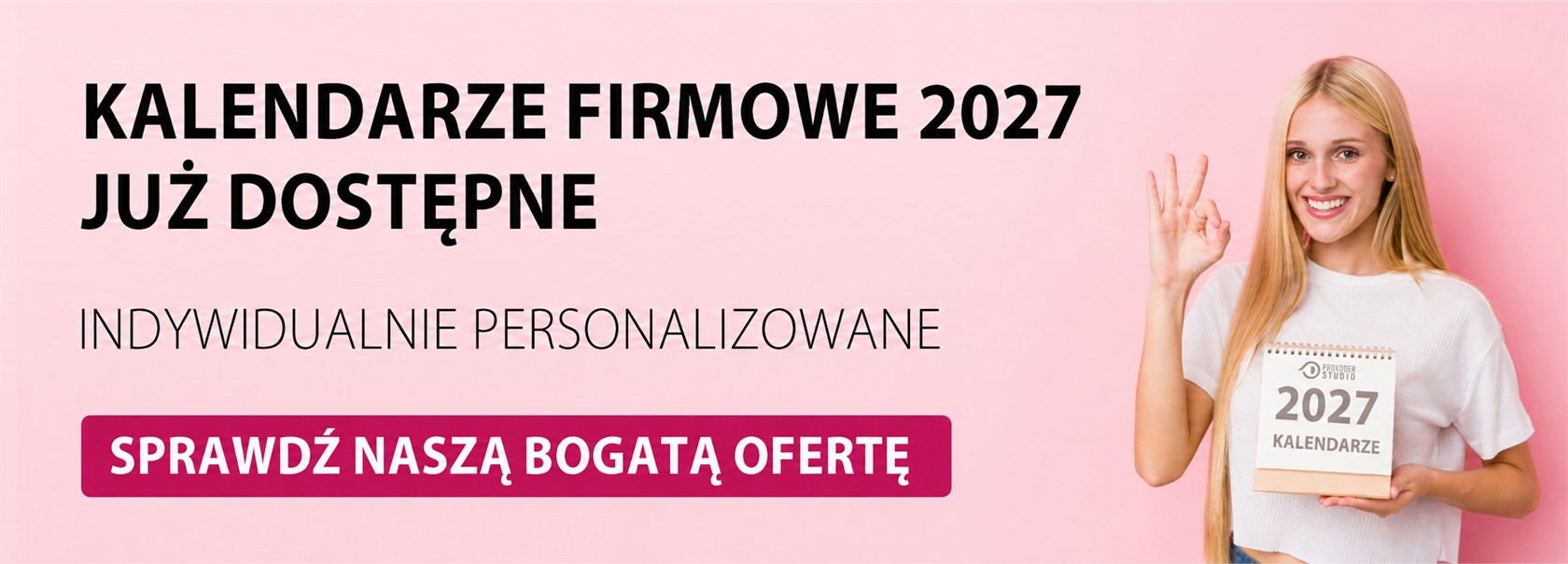 Kalendarze firmowe 2027 już dostępne – kobieta prezentująca kalendarz biurkowy Prokoder Studio